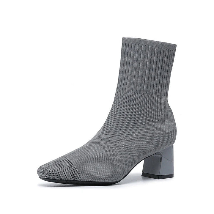 https://cdn.shopify.com/s/files/1/0872/5669/5117/files/Mod_le_portant_les_bottes_NEOUS_avec_un_look_chic..jpg?v=1756365010